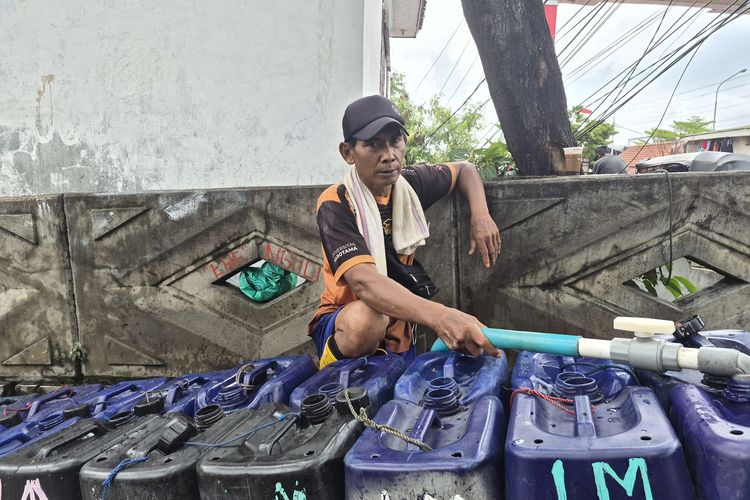 Perjuangan Pedagang Air Bersih Muara Angke: Keringat dan Ketekunan di Usia Lanjut