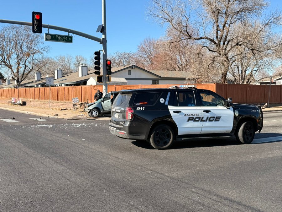 2 dead after stolen vehicle crashes during pursuit in Aurora: police