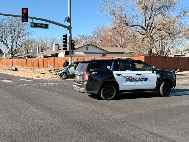 2 dead after stolen vehicle crashes during pursuit in Aurora: police