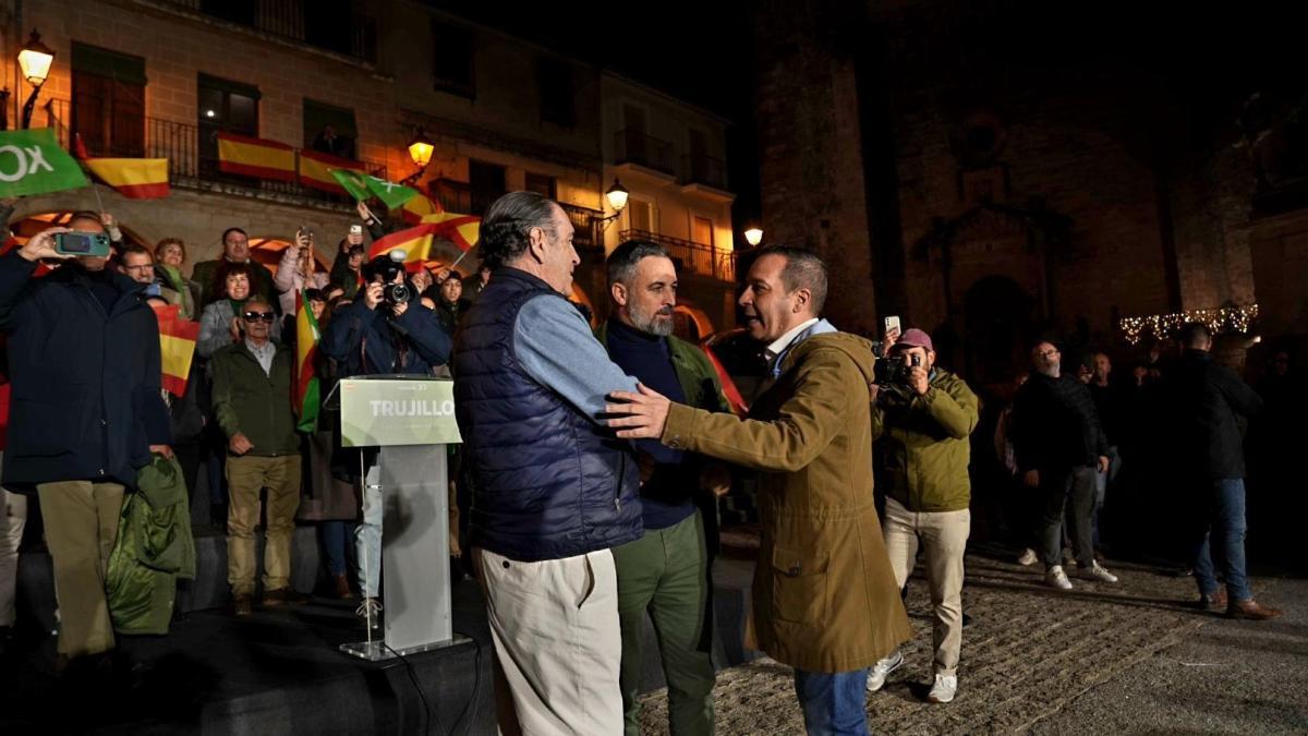 Abascal critica a Feijóo por no presentar una moción de censura contra ...