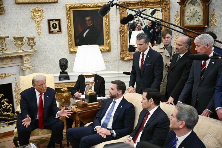 O presidente dos Estados Unidos, Donald Trump, participa de uma reunião no Salão Oval, em Washington Foto: Brendan Smialowski/AFP