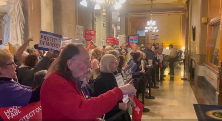 Hundreds of Hoosiers gather at statehouse to protest redistricting