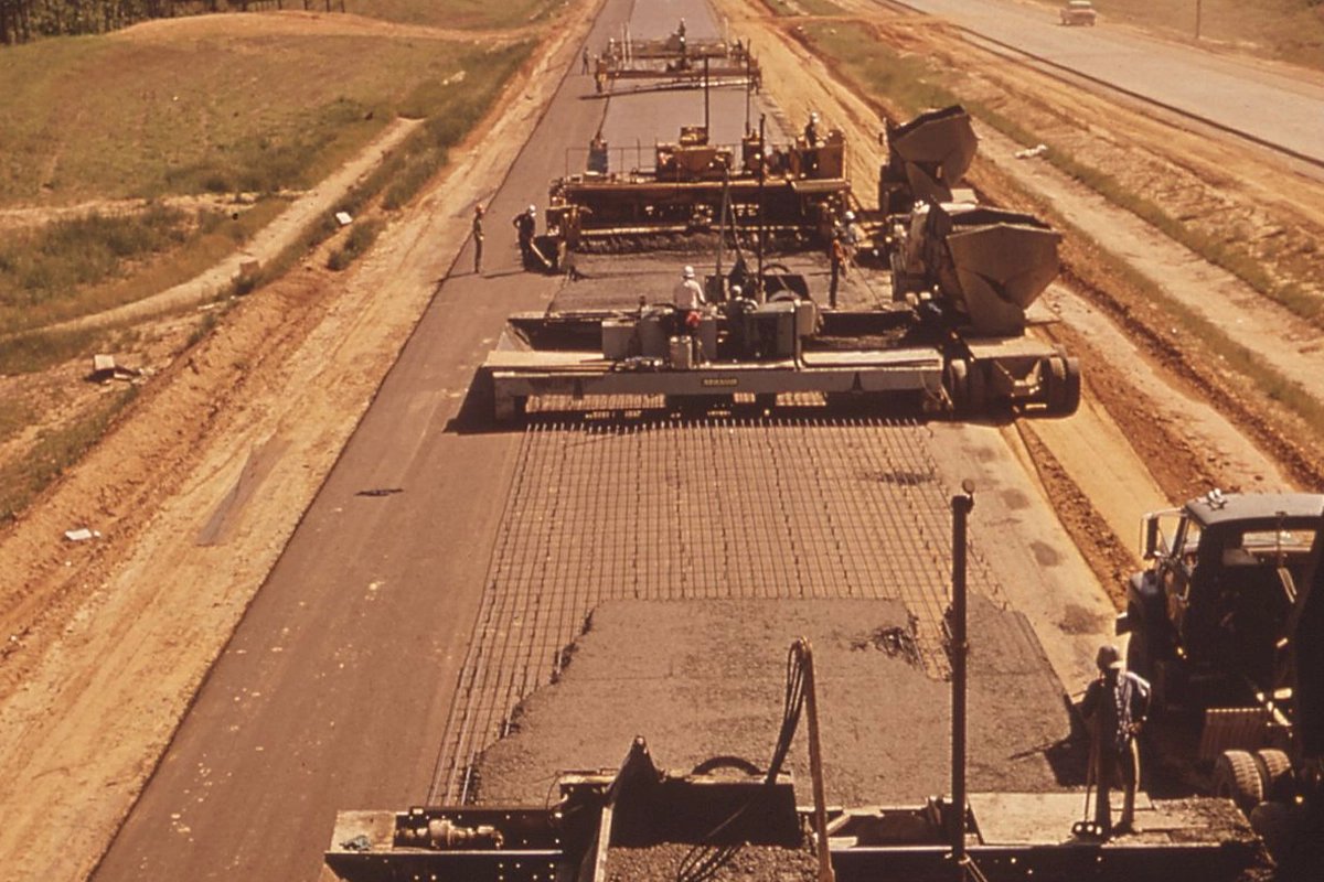 Interstate 55 under construction in Mississippi in May 1972. (National Archives)