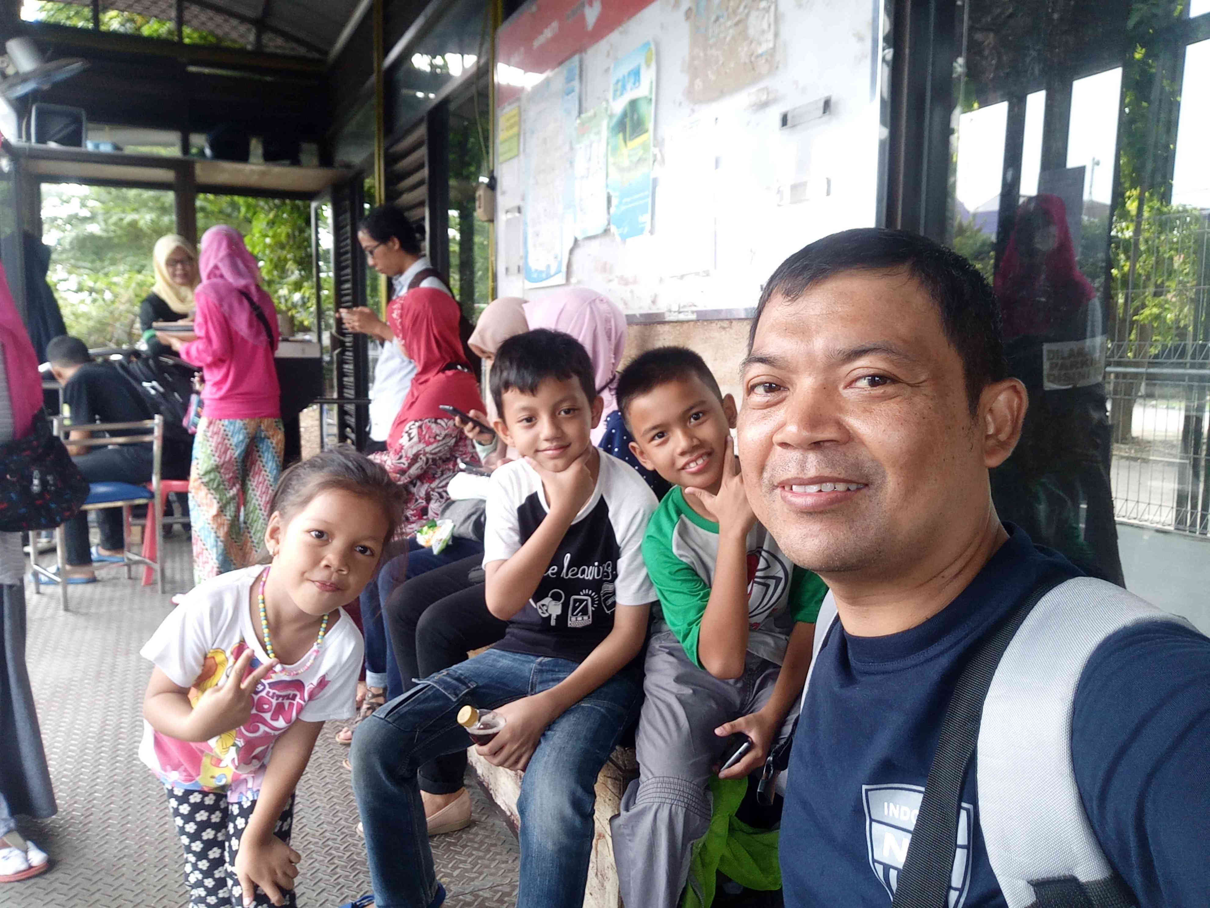 Keluarga Bahagia Saat Ayah Tetap Ada Di Segala Cuaca