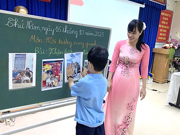 Trẻ tự kỷ nên học hòa nhập hay vào trường chuyên biệt?