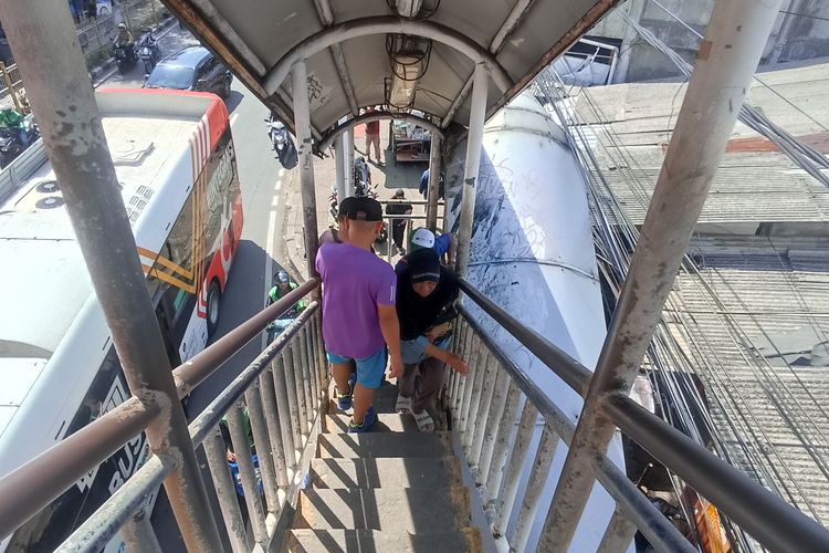 Mengungkap Kondisi JPO Jakarta yang Sempit dan Menyulitkan Pengguna