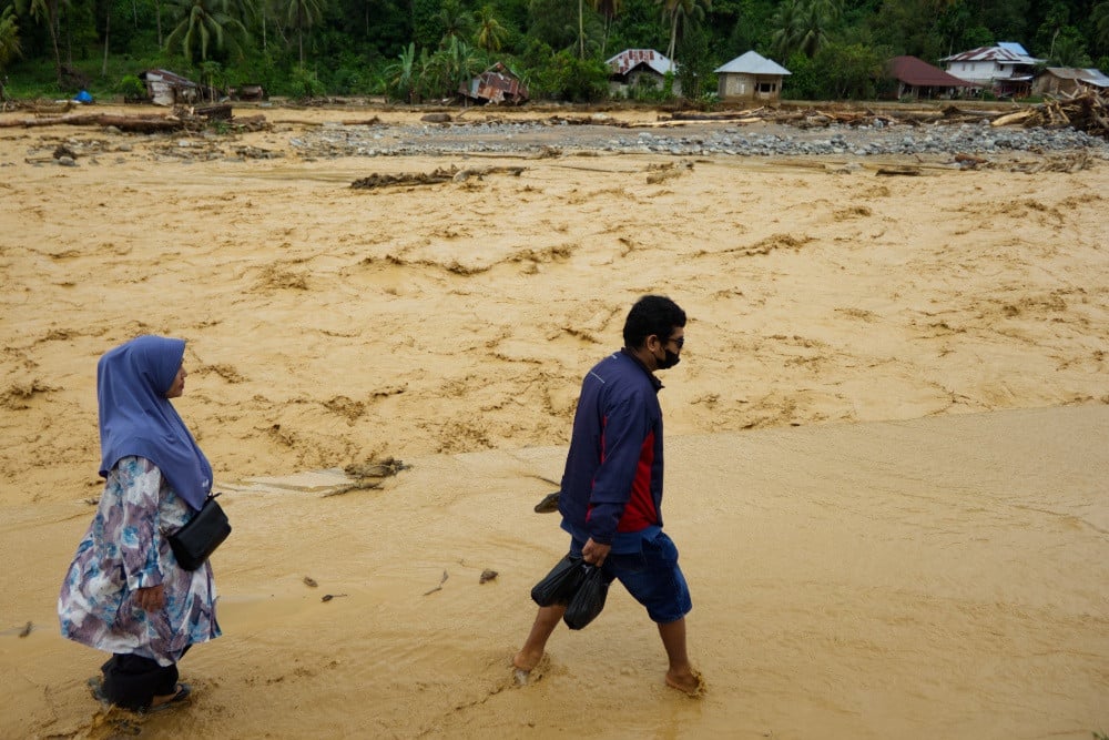 Penyakit Bakteri yang Mengancam Saat Berenang atau Terendam Banjir