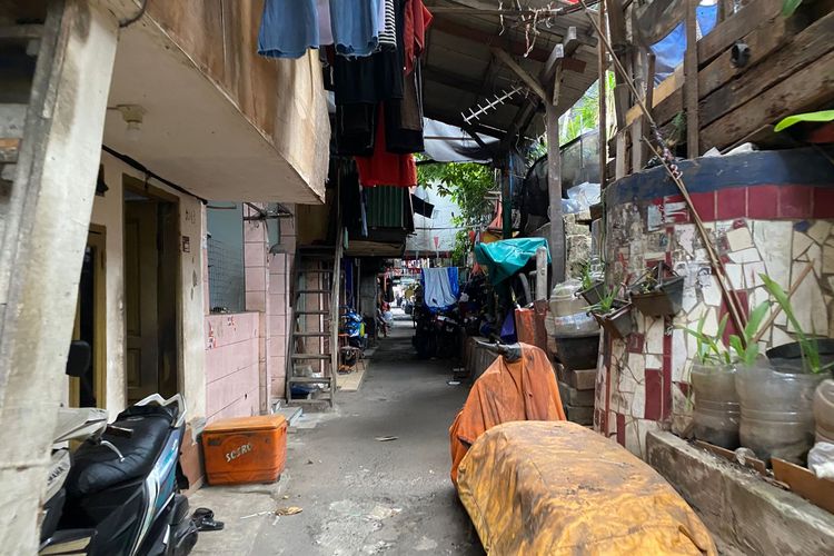 Mengikuti Kehidupan Warga Kampung Pinangsia di Bawah Rel Kereta