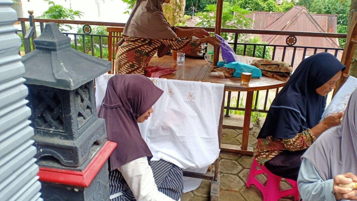 Batik Giriarum, 10 Tahun Meraih Pasar Internasional ke Paris