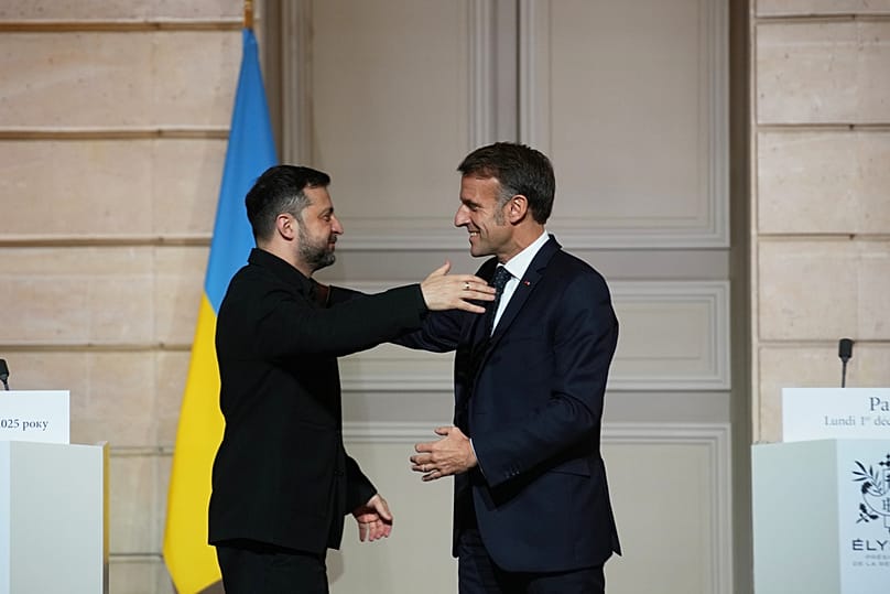 Der französische Präsident Emmanuel Macron, rechts, und der ukrainische Präsident Volodymyr Zelenskyy umarmen sich nach einer gemeinsamen Pressekonferenz im Elysee-Palast in Paris, Montag, 1. Dezember
