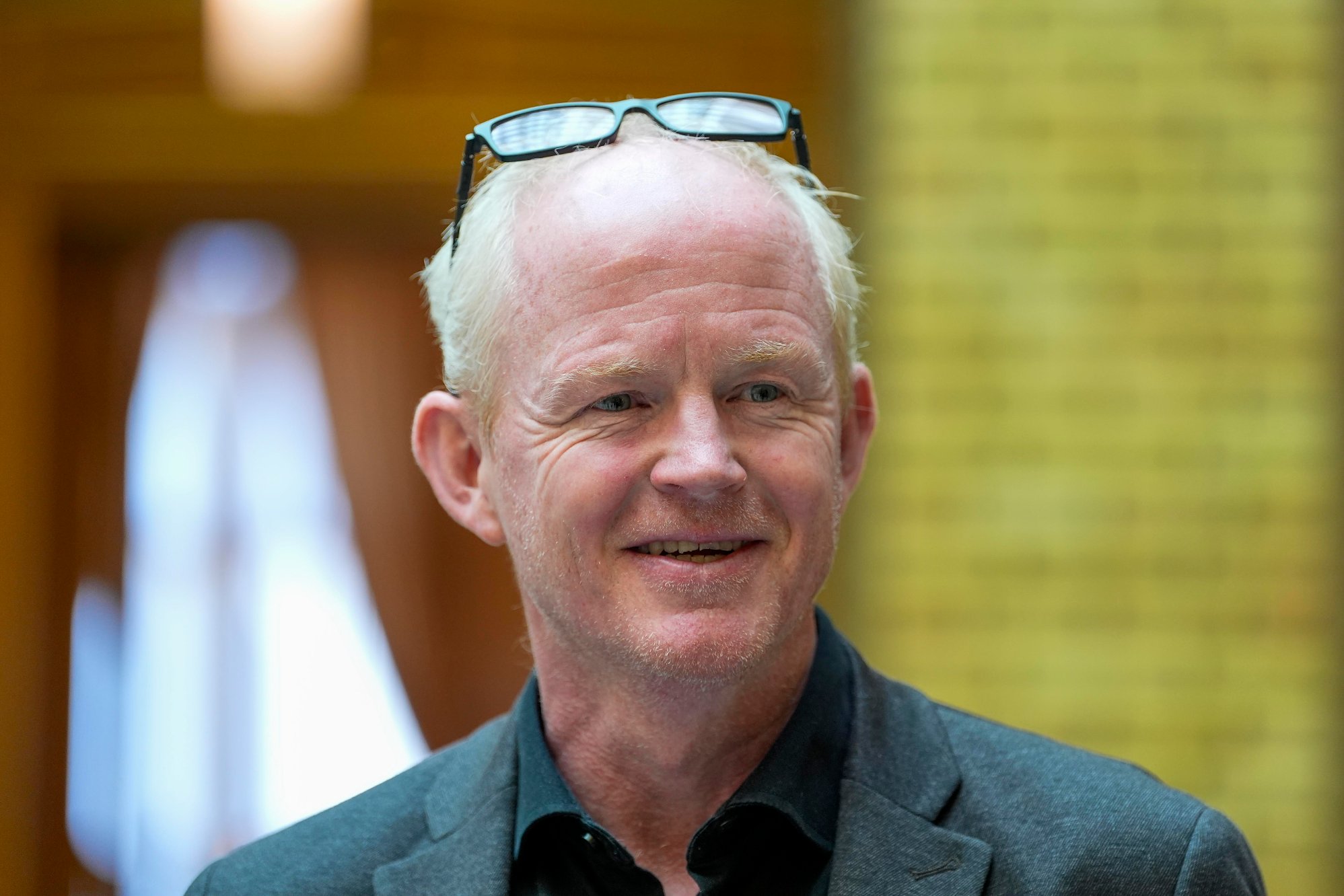 Oslo 20240516.  Lars Haltbrekken (SV) i vandrehallen på Stortinget. Foto: Terje Pedersen / NTB