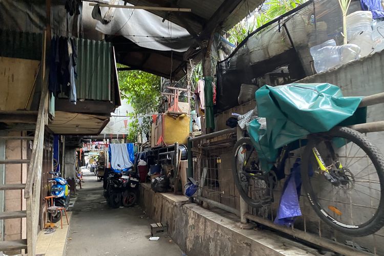 Rumah di Tepi Rel, Warga Pinangsia Tinggal di Ambang Bahaya