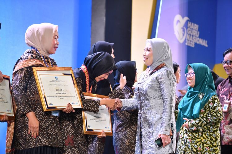 Tiga Guru SMK Terima Penghargaan Pemerintah Atas Transformasi Pembelajaran