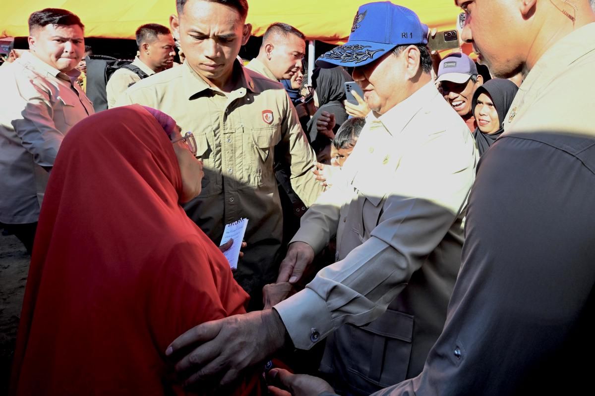 Presiden Prabowo meninjau lokasi pengungsian korban banjir bandang di Padang Pariaman, Sumatra Barat (Sumbar), Senin (1/11/2025) (dok. Sekretariat Presiden)