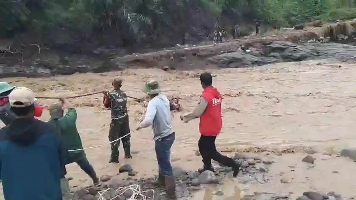 Perjuangan 7 Jam Rahmat Melawan Banjir demi Beras, Turun dari Gunung: Kami Kelaparan