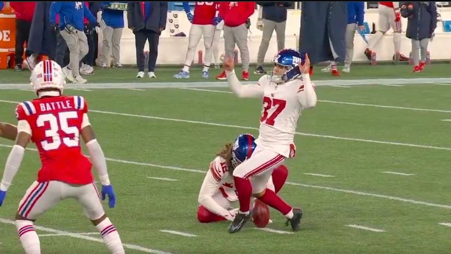 Giants’ Younghoe Koo Kicks Ground in Strangest Failed Field Goal You’ll ...