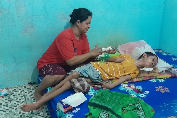Perjuangan Ria Menghadapi Anaknya yang Lumpuh Akibat Gigitan Ular Weling, Butuh 5 Tahun untuk Meneri