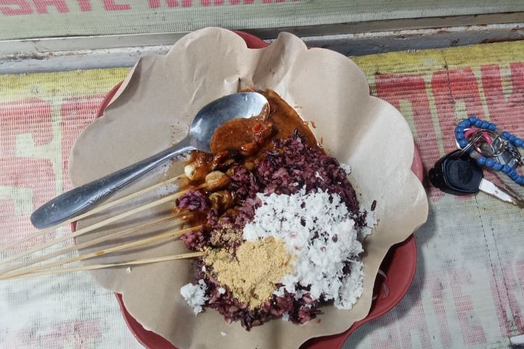 Sate Karak Legendaris Bu Elis: Rasa 3 Generasi di Gang Ampel Lonceng Surabaya