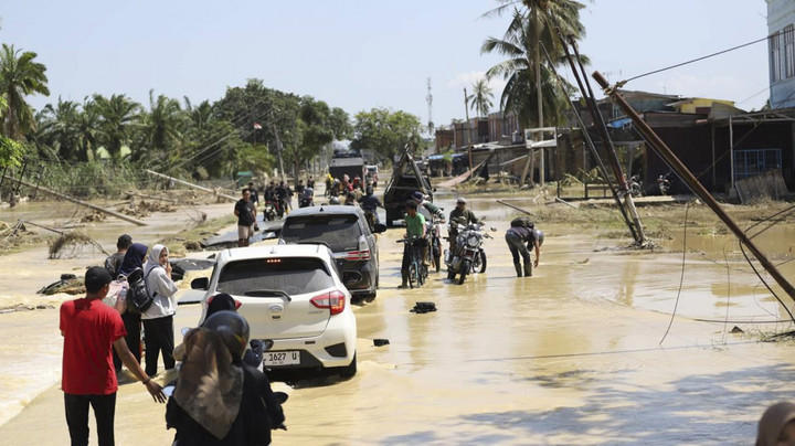 Kapolda Aceh "Menerobos" Lumpur dan Banjir tiba di Tamiang. Foto: Dok. Polri