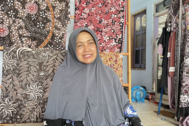 Dari Pegawai Honorer hingga Perajin Batik, Sri Widjayati Biayai Pendidikan Anaknya