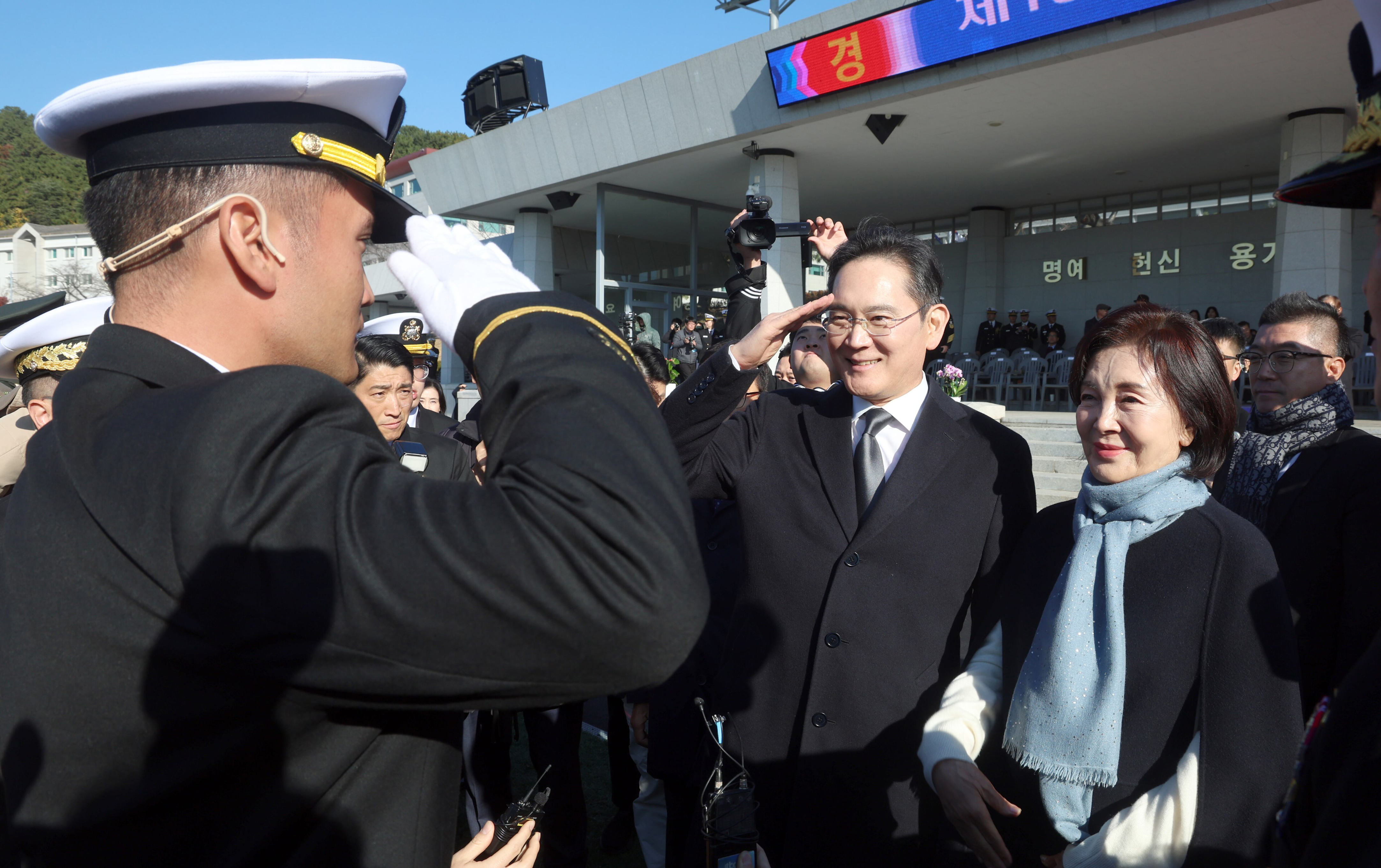 Hong Ra-hee Donates Samsung C&T Stake to Lee Jae-yong