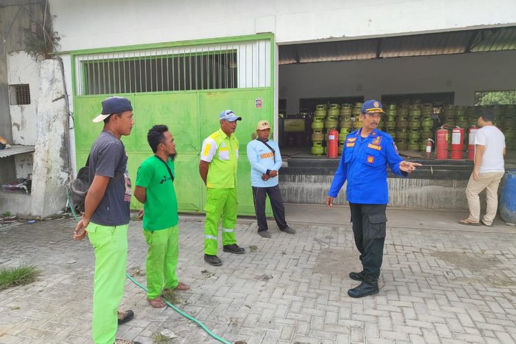 Kisah Dayat 30 Tahun Jadi Petugas Damkar, Evakuasi Buaya Paling Ekstrem