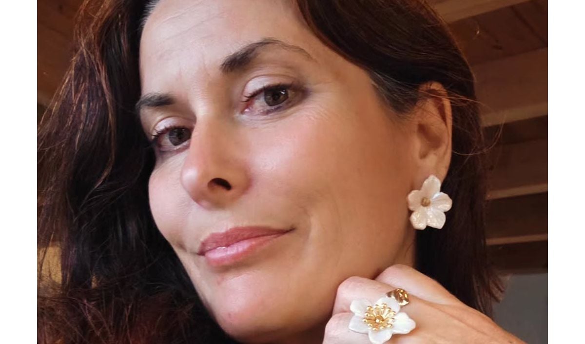 Une agricultrice de L'amour est dans le pré montre le visage de son  compagnon, un