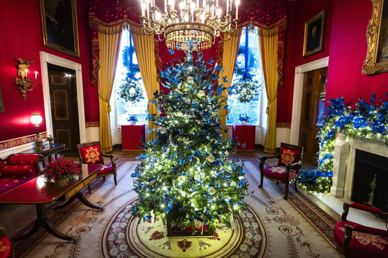 Natale alla Casa Bianca: 50 abeti, il ritratto di Trump con 6mila pezzi Lego, 10mila farfalle e 213 metri di ghirlande. I dettagli scelti da Melania