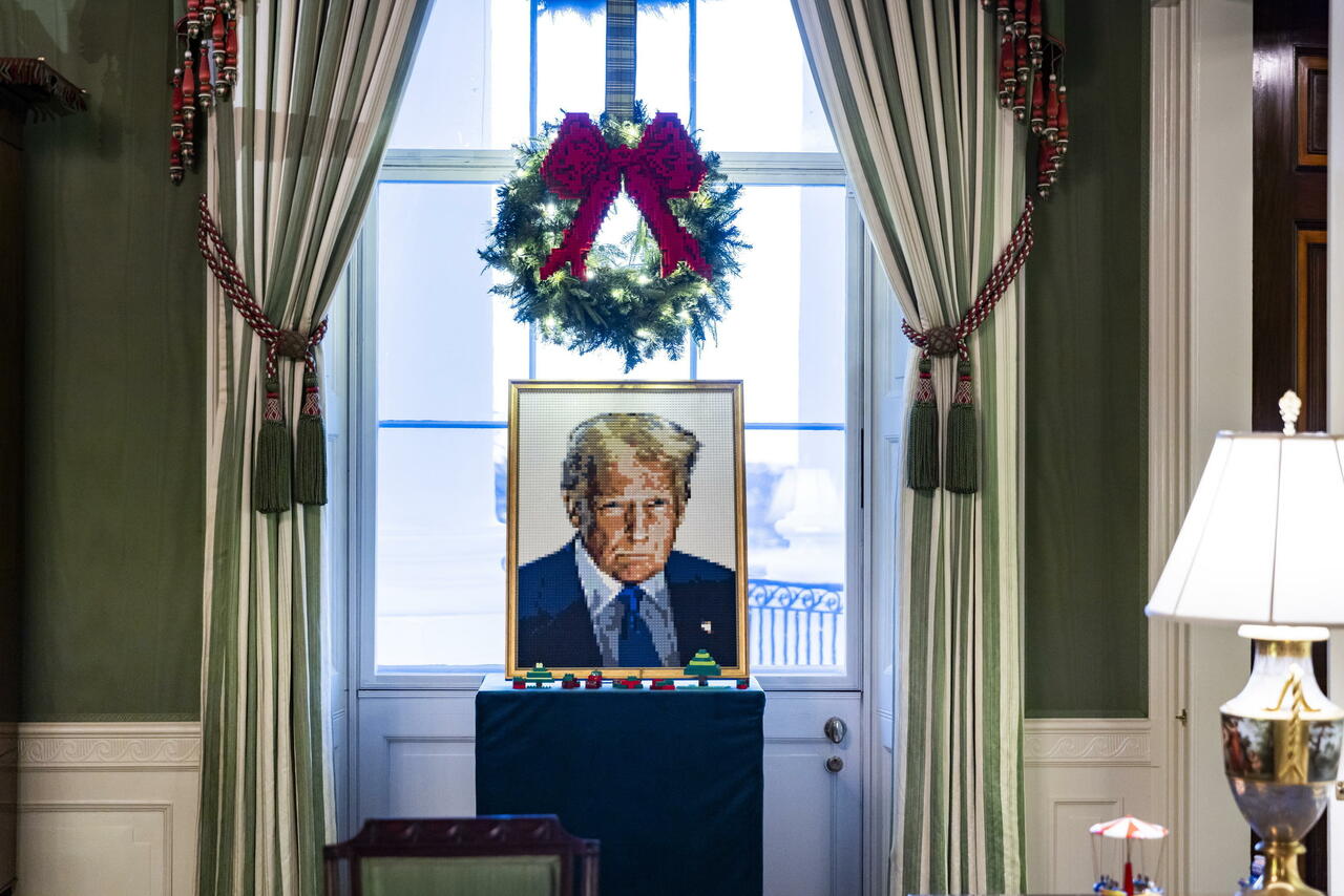 Natale alla Casa Bianca: 50 abeti, il ritratto di Trump con 6mila pezzi Lego, 10mila farfalle e 213 metri di ghirlande. I dettagli scelti da Melania