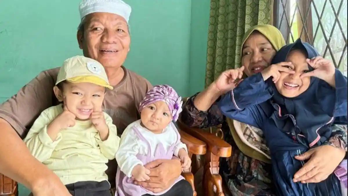 Lansia Berjuang Melawan Banjir Gelap untuk Menemui Istri