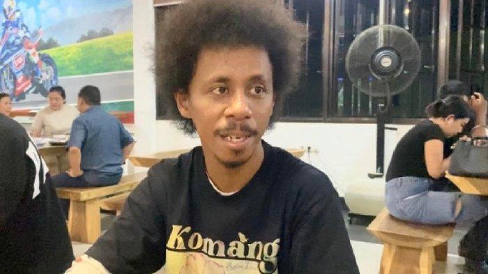 Saya Tidak Mau Azan Tertutup Laguku, Raim Laode Tutup Konser Tanpa Lagu Komang
