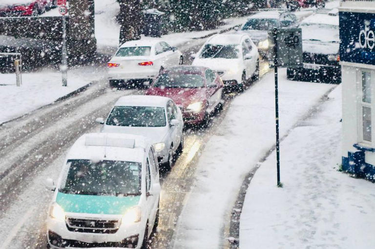 'Snow wall' stretching 330 miles set to sweep UK in week of unsettled ...