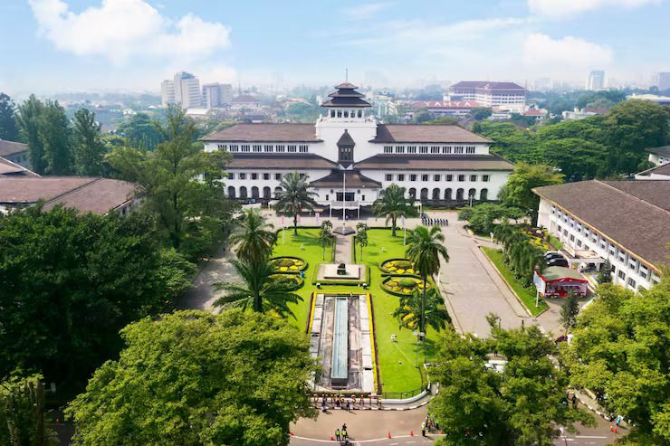 10 Tempat Makan Legendaris di Bandung yang Selalu Menggugah Selera