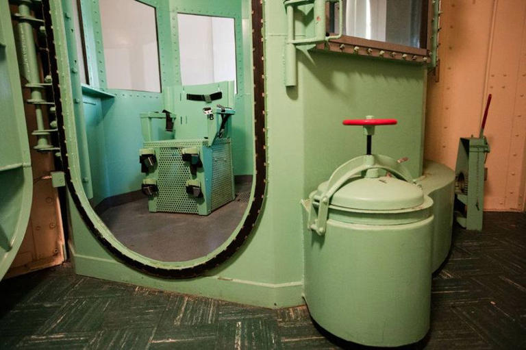 Killer's horror death row execution as onlookers had to be cleared from ...