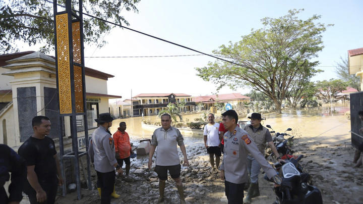 Kapolda Aceh "Menerobos" Lumpur dan Banjir tiba di Tamiang. Foto: Dok. Polri
