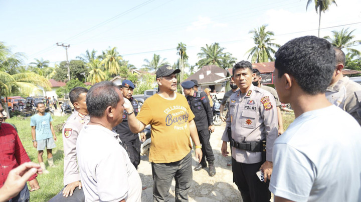 Kapolda Aceh "Menerobos" Lumpur dan Banjir tiba di Tamiang. Foto: Dok. Polri