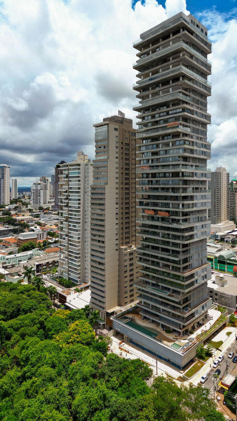 À direita, o Epic City Home, um dos principais lançamentos recentes do mercado imobiliário de luxo em Goiânia