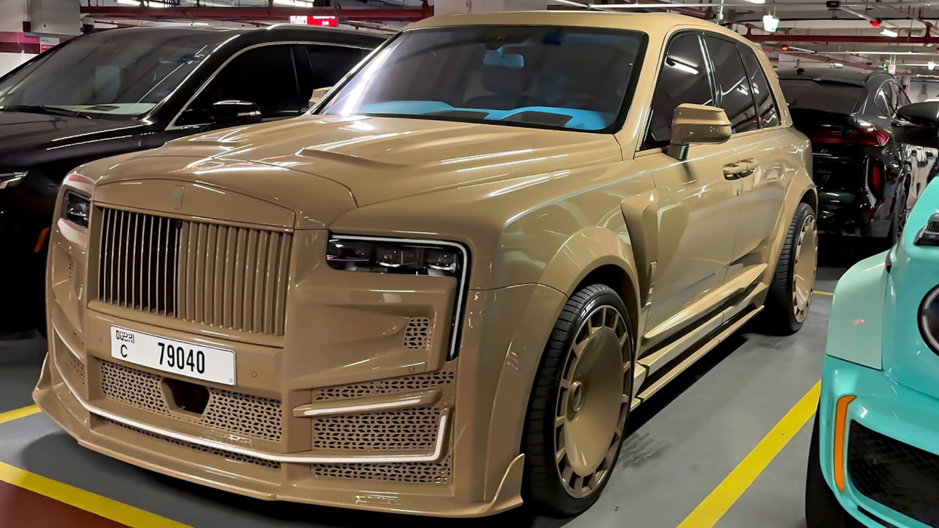 Luxe Rolls-Royce Cullinan van $700.000 gespot in garage in Dubai