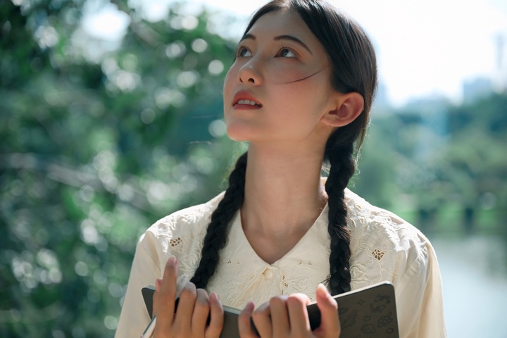 在树荫下读一本书，心就安静了