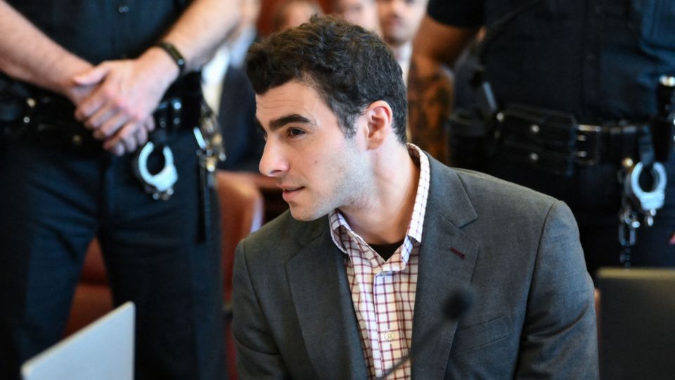 La apertura de la audiencia de varios días de Luigi Mangione revela nuevos detalles sobre la llamada al 911 que condujo a su arresto.