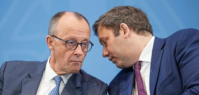 Bundeskanzler Friedrich Merz (l, CDU) und Finanzminister Lars Klingbeil (SPD) auf der Pressekonferenz zu den Ergebnissen des Koalitionsausschusses