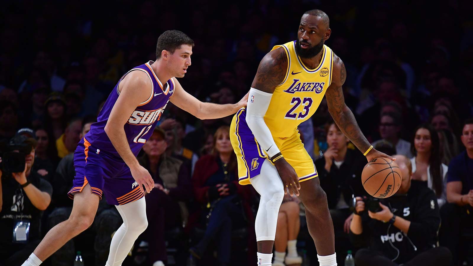 Fans make fun of Lakers' LeBron James keeping scoring streak alive in  blowout