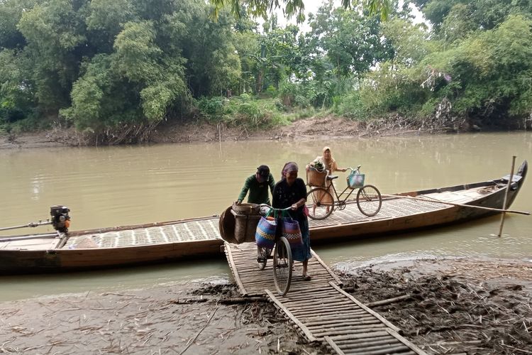 Kisah Bari: 35 Tahun Jadi Pengemudi Getek Kayu di Ngawi