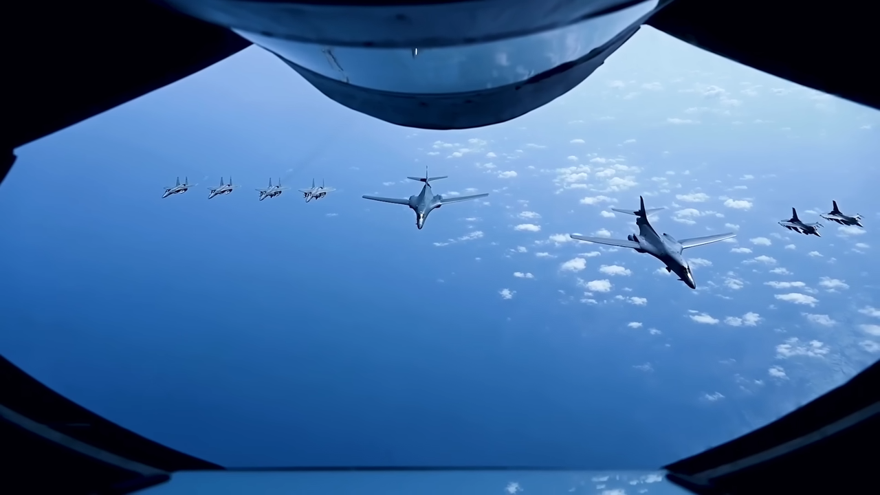 What happens inside the jet that tracks an entire war zone