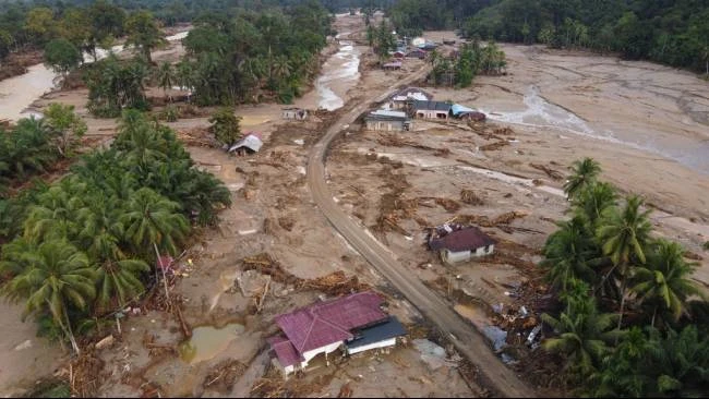Foto udara yang diambil dengan drone memperlihatkan sebuah desa yang terdampak banjir bandang di Batang Toru, Sumatra Utara (Sumut), seperti terlihat pada Selasa (2/12/2025).