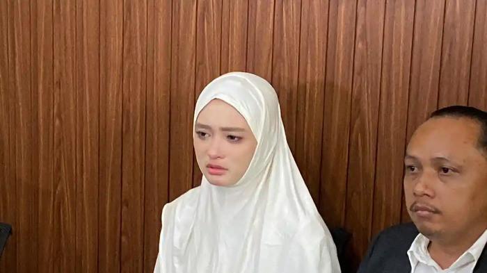Belum Talak, Inara Menangis Tolak Cerai, Kini Dilaporkan ke Polisi