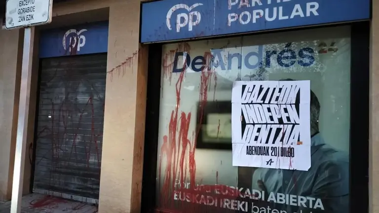 Las juventudes de Bildu atacan la sede del PP en Bilbao y Otegi carga ...