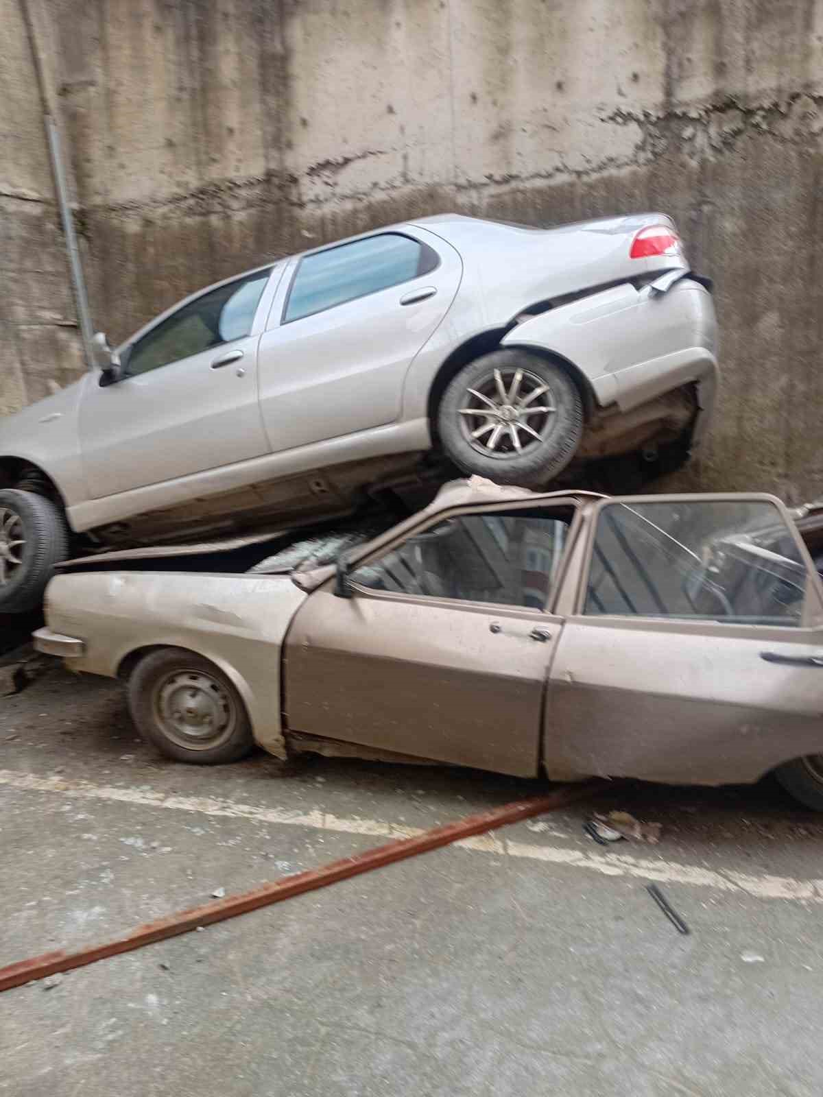 Rampada geriye kayan otomobil 8 metreden düşerek park halindeki aracın ...