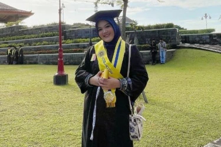 Sania Lulus S1 Ilmu Komputer UGM dengan IPK 3,98