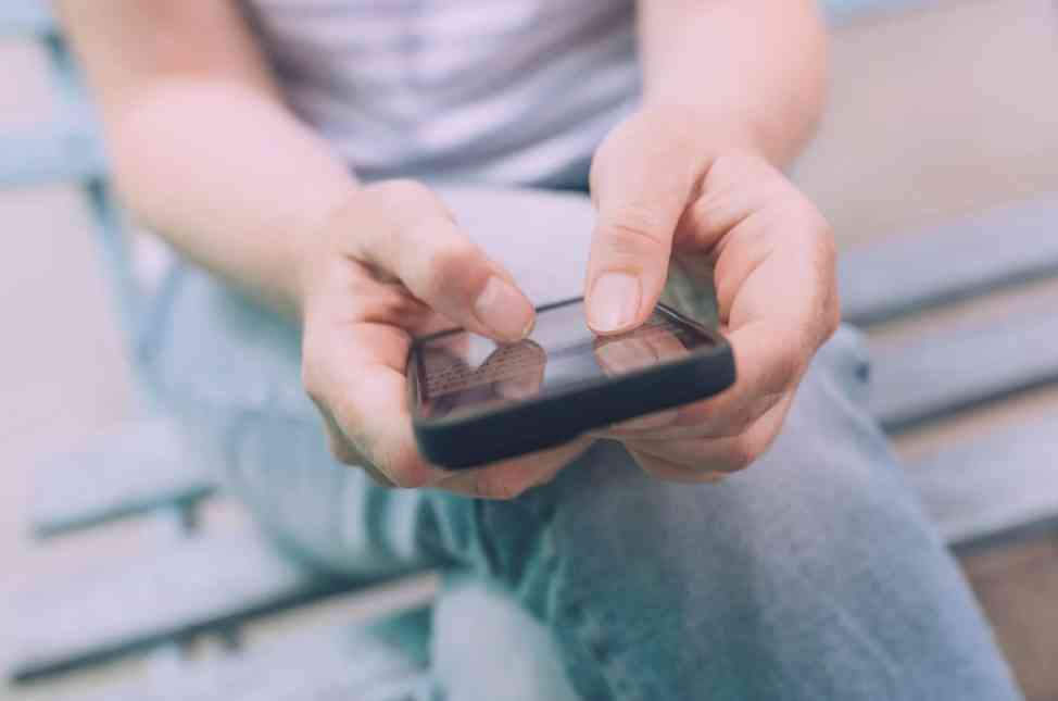 FOMO di Era Digital: Mengapa Takut Ketinggalan Tanpa Berpindah?